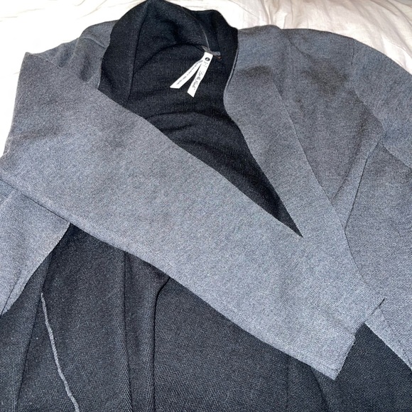 size L Leo and Nicole cardigan with a slit down each side. - Picture 3 of 4